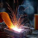 溶接を行う技術者の手元